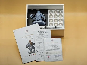 Geöffnete Box mit Figur und Farben-Inlay