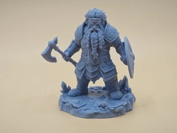 Unbemalte Figur von vorn, Axt erhoben