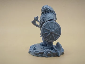 Figur mit Axt und Schild, frontal