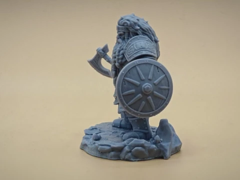 Darvin Stonebraid – unbemalte Resin-Figur mit Axt und Schild